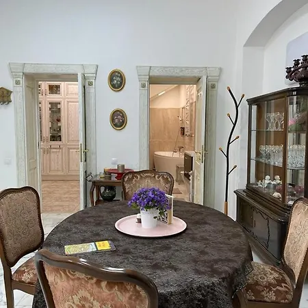 Center In Old Town شقة